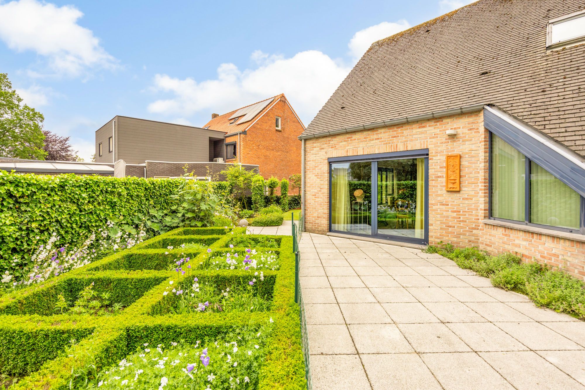 EXTRA RUIME VILLA MET EEN PRACHTIG LICHTRIJKE LEEFRUIMTE, RUIME KEUKEN, 4 SLAAPKAMERS EN EEN PRACHTIG KANTOORGEDEELTE OP EEN RIANT EN CENTRAAL PERCEEL VAN MAAR LIEFST 13A 71CA MET KNAP BIJGEBOUW OP EEN GUNSTIGE LOCATIE NABIJ HET CENTRUM VAN HAMONT! foto 57