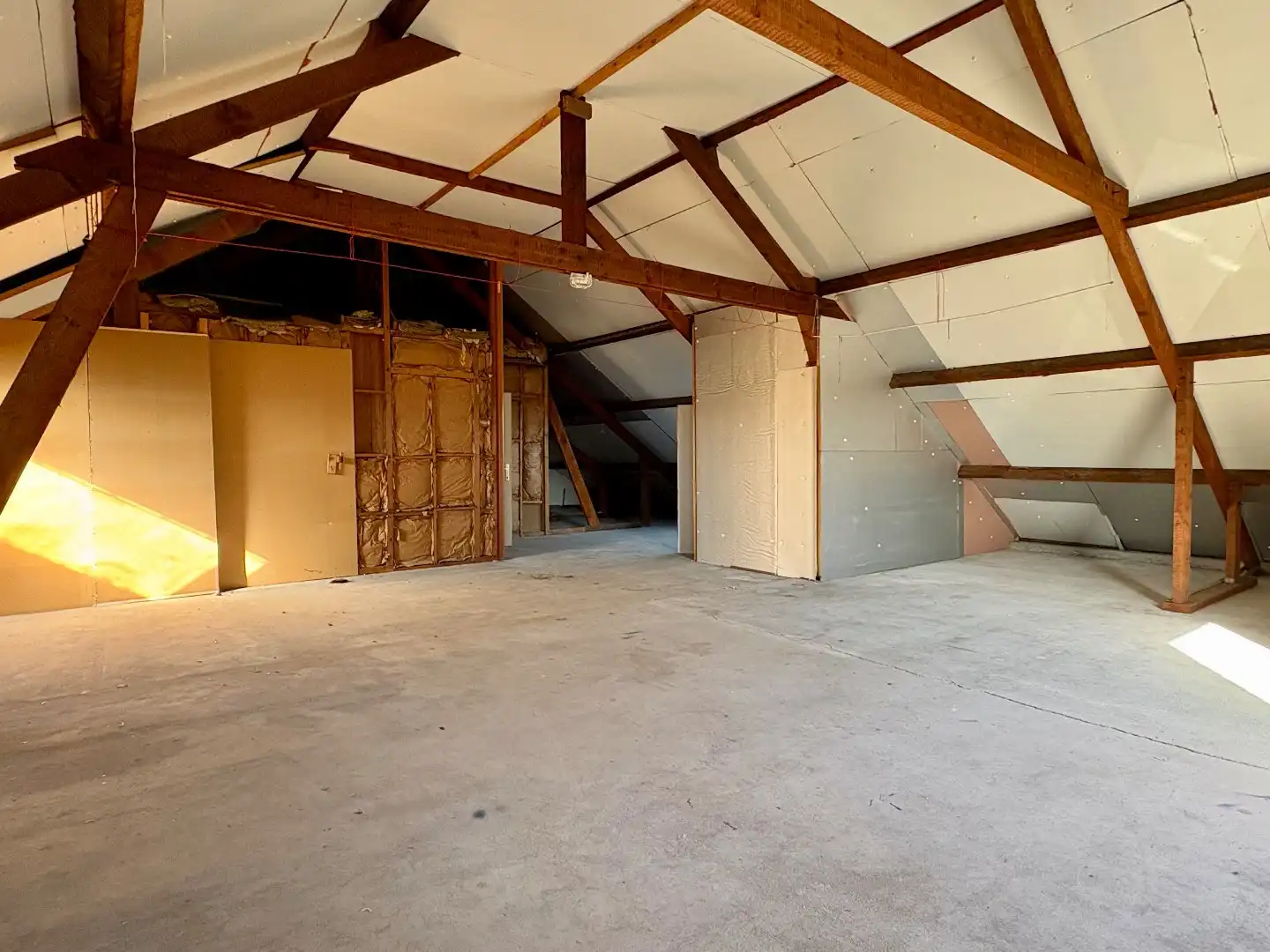 Ruime alleenstaande woning te koop met veel potentieel in Bissegem  foto 17