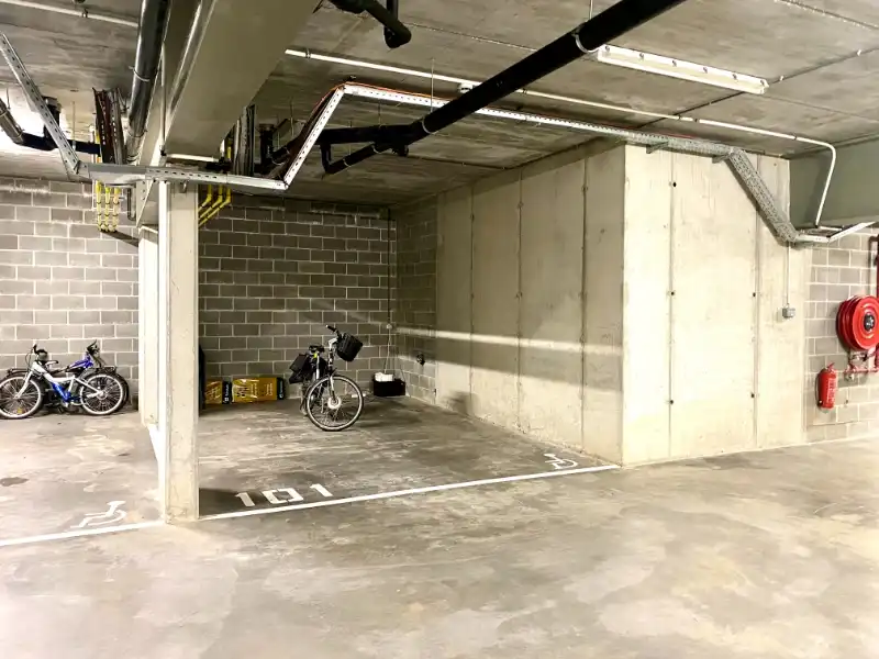 Ruime ondergrondse parking foto 2