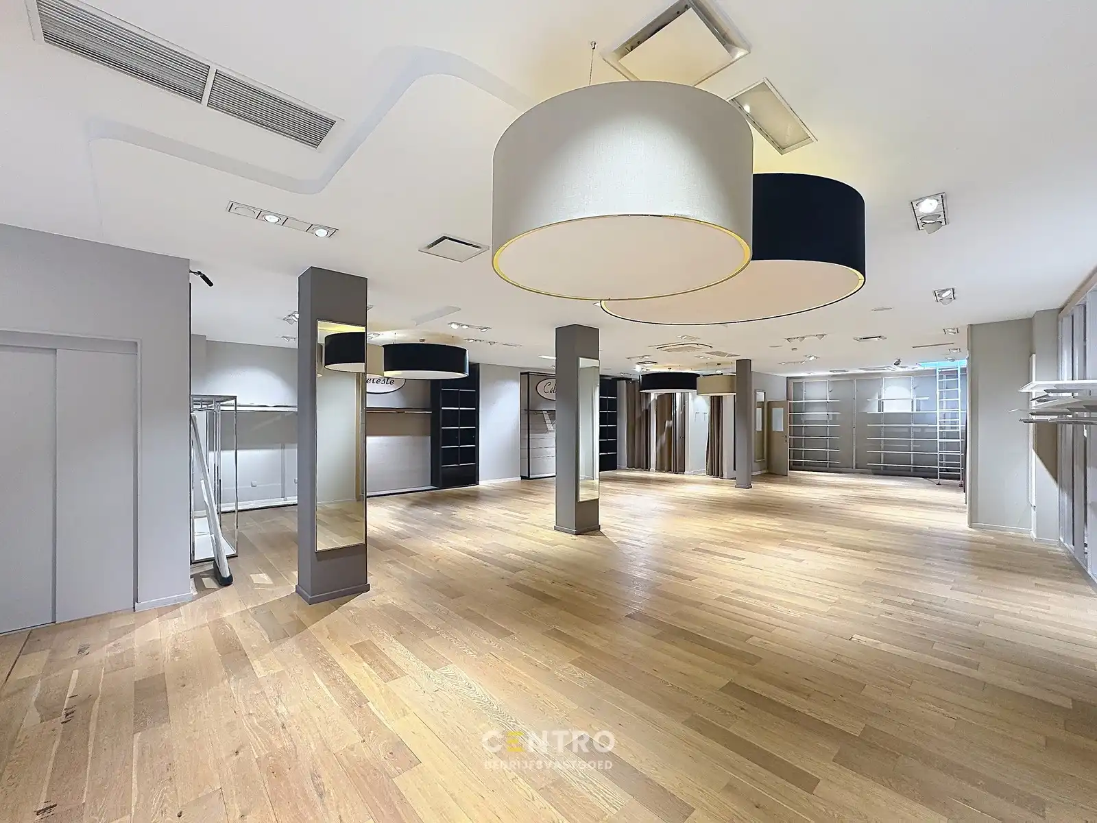 TE HUUR - Commerciële HANDELSRUIMTE (236m²) met KELDER (73m²) op topligging in het centrum van Eeklo foto 2