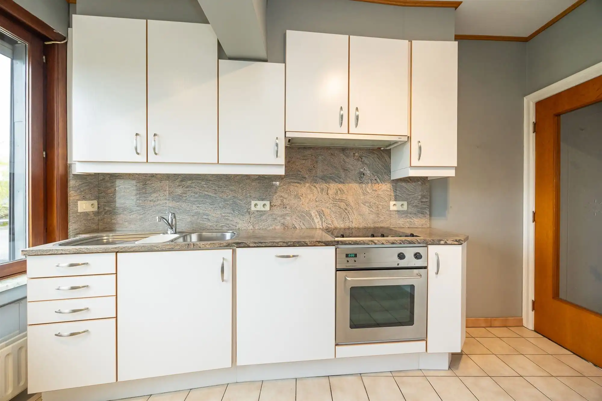 Te renoveren rijwoning met garage en tuin foto 8