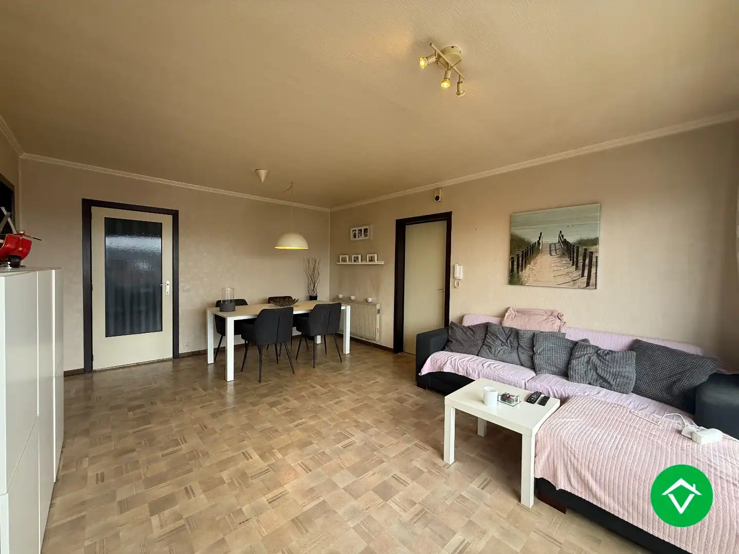 Appartement met twee slaapkamers, terras en autostaanplaats te Roeselare foto 5