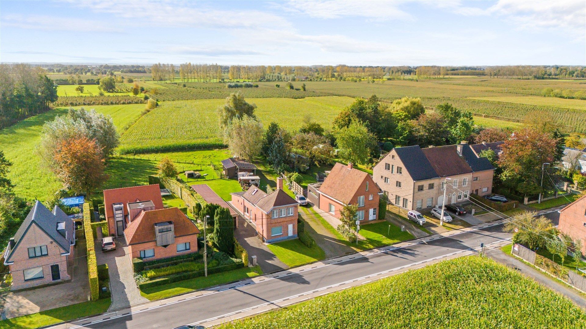 Instapklare gezinswoning met paardenstal en weide op een perceel van 2.639m² foto 31