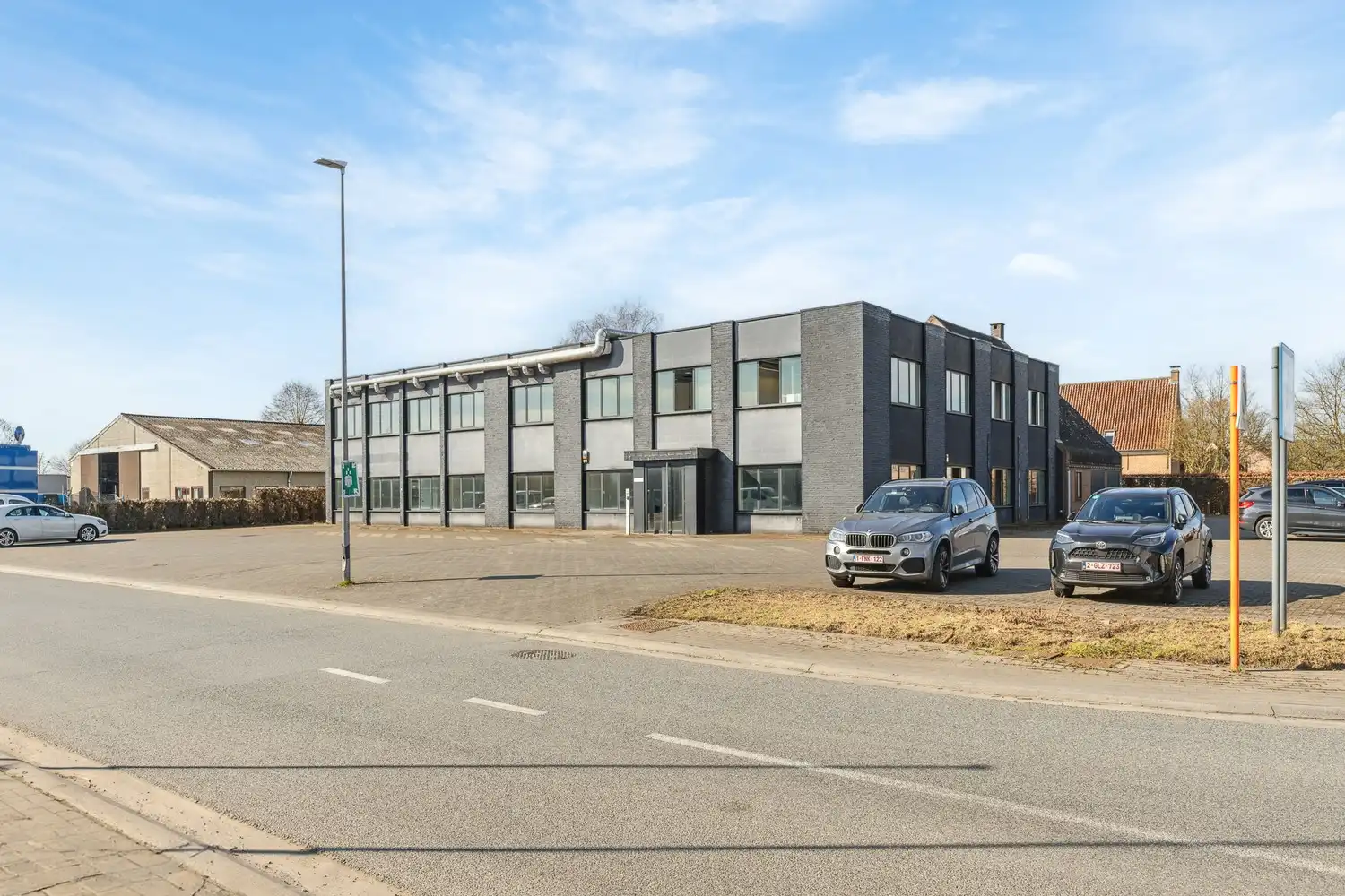 Veelzijdig kantoorgebouw met ruime parking op 2433 m² foto 32