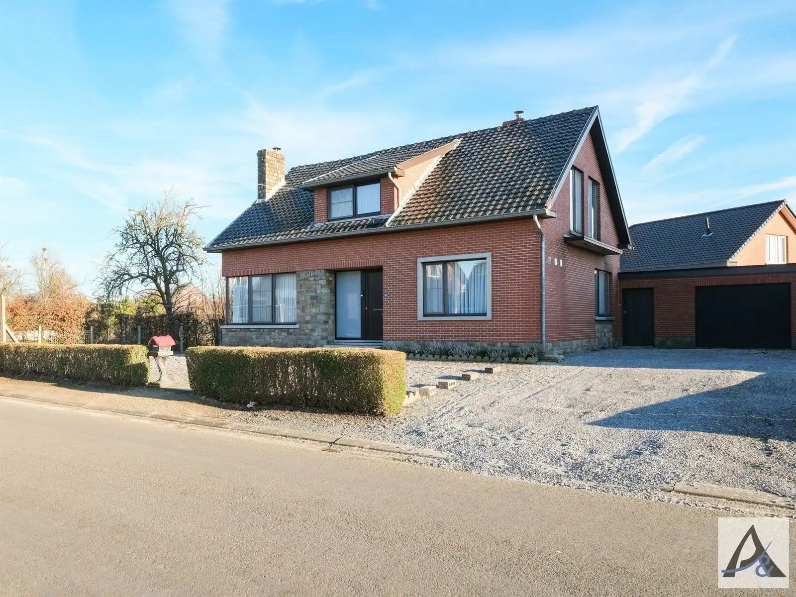 Te renoveren woning met potentieel in rustige buurt foto 2