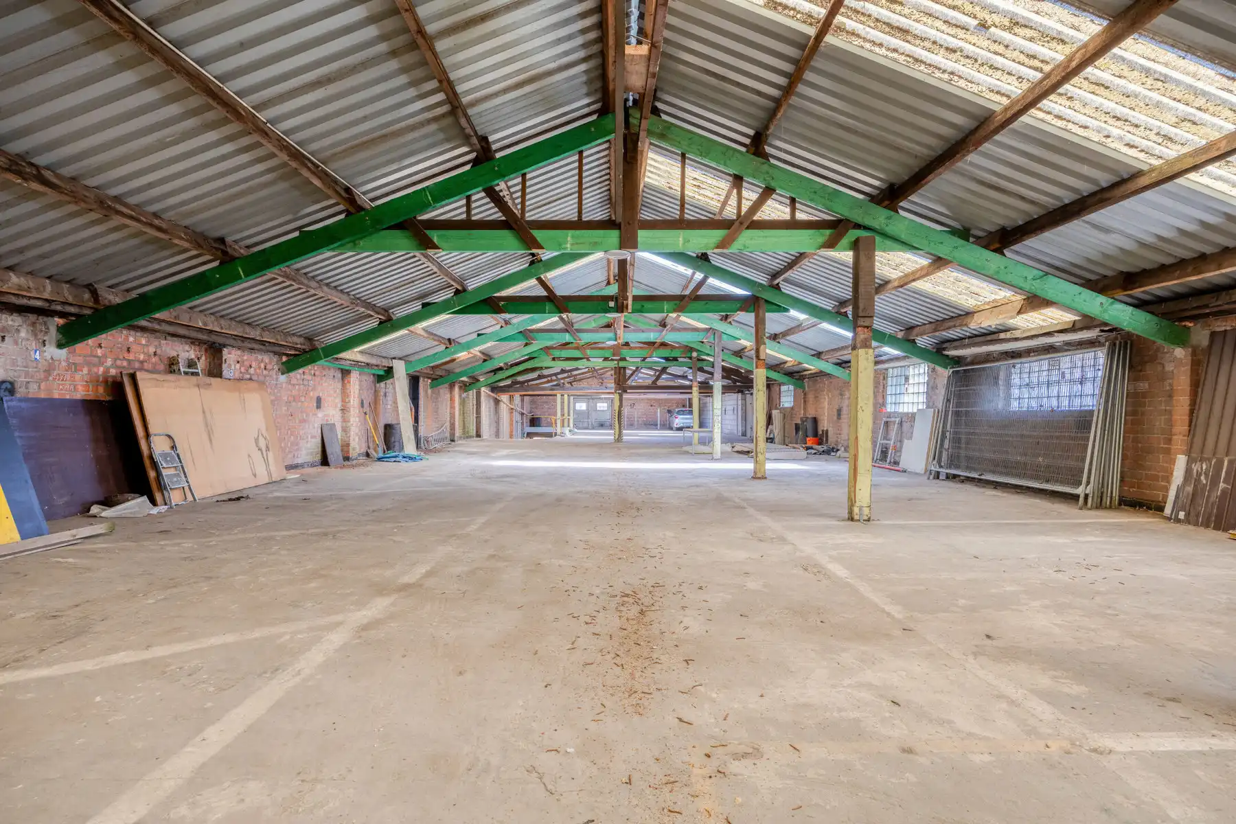 Ruime opslagplaats van  ca. 1.100m². foto 3