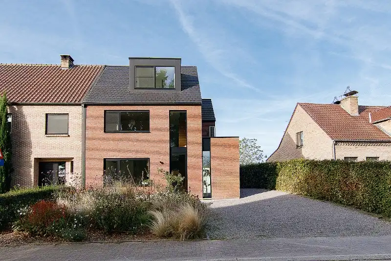 Zeer recent, doordacht en ingrijpend gerenoveerde gezinswoning gelegen op een zeer gewilde locatie! foto {{pictureIndex}}