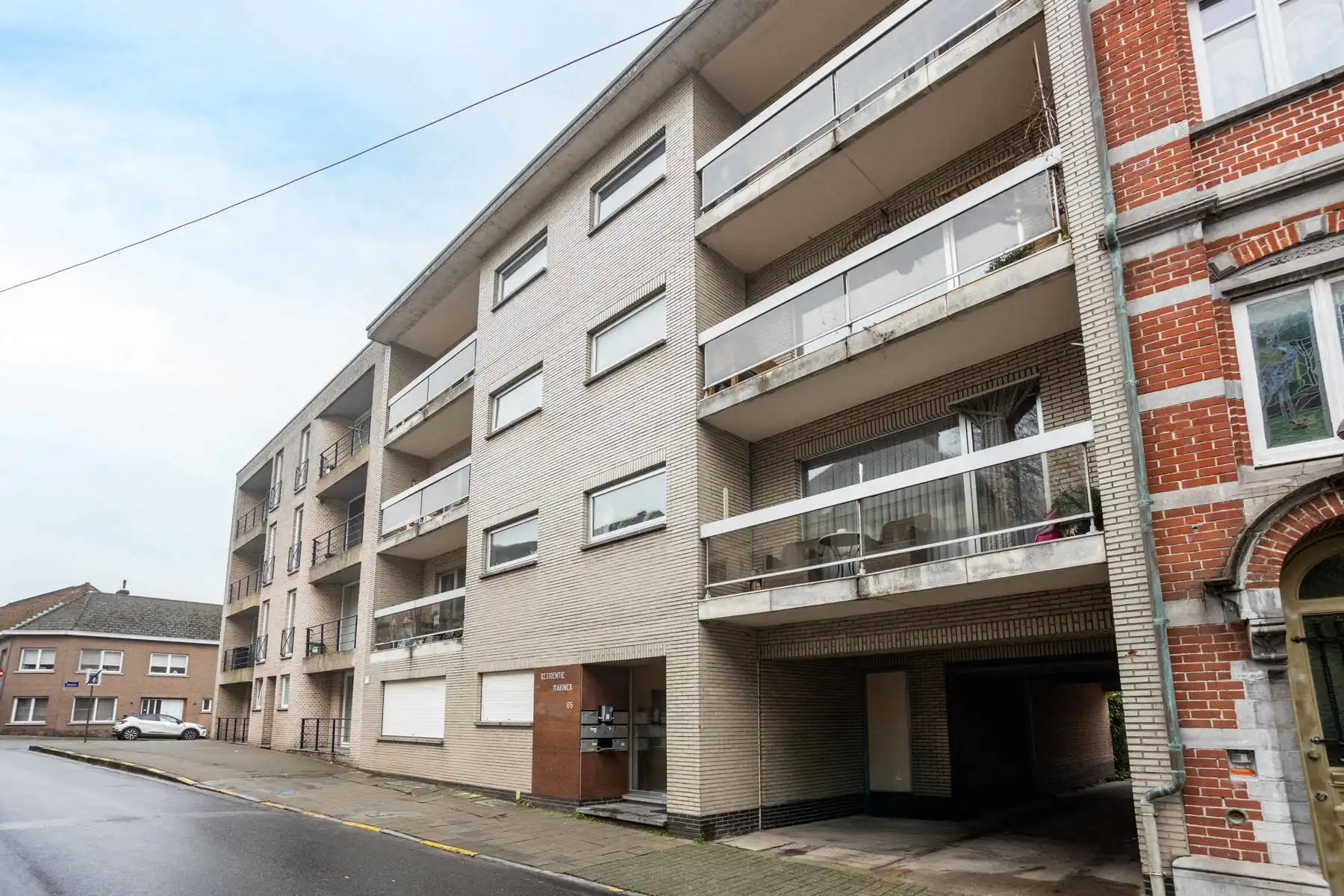 Opbrengsteigendom bestaande uit 7 appartementen en 20 garages! Toprendement met basisakte! foto {{pictureIndex}}