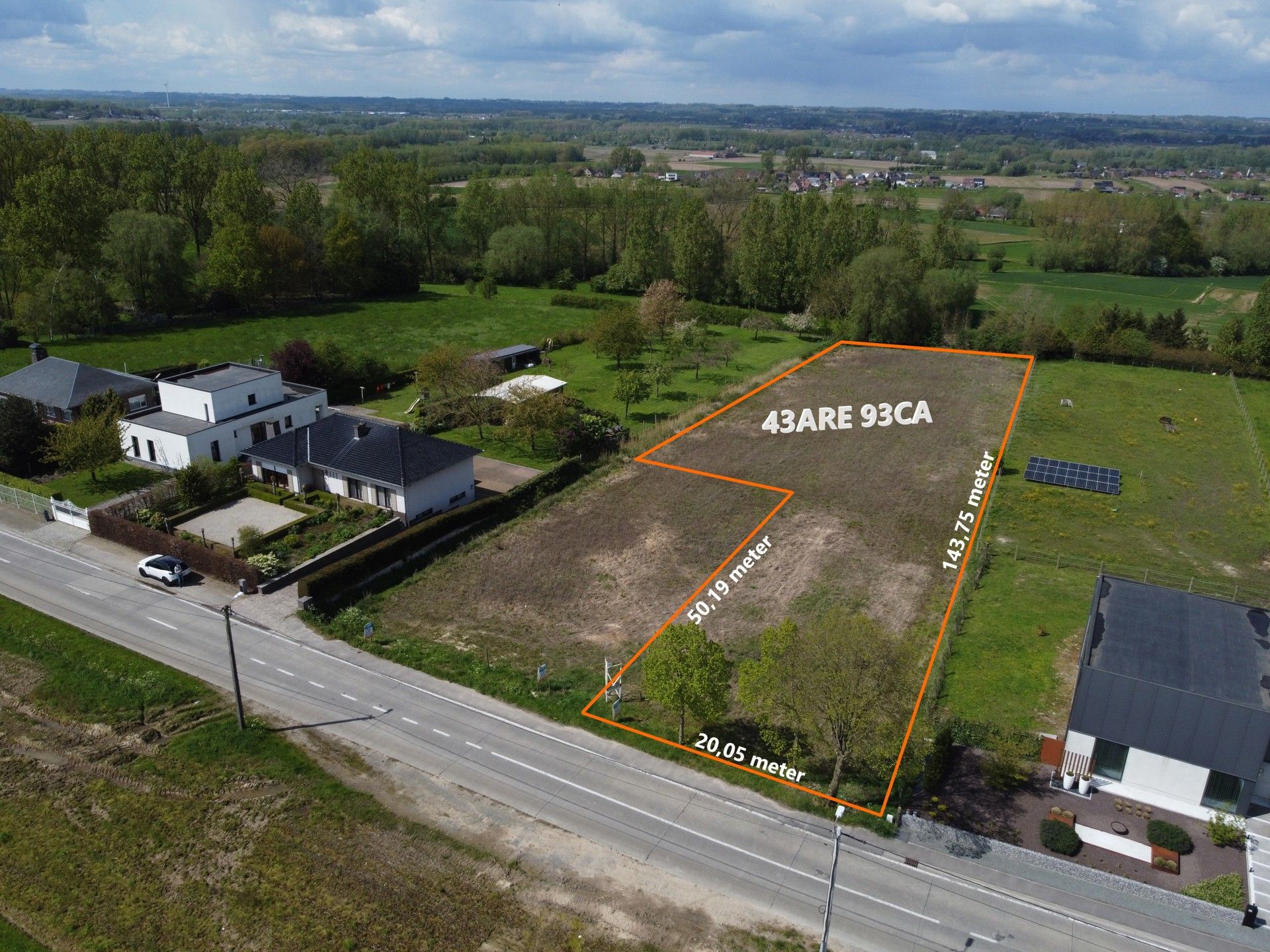 Unieke bouwgrond voor villabouw op een strategische locatie foto {{pictureIndex}}