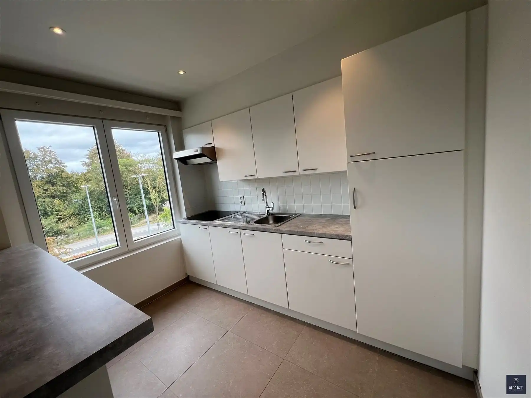 Gerenoveerd appt met 2 slpks, terras en garage foto 10