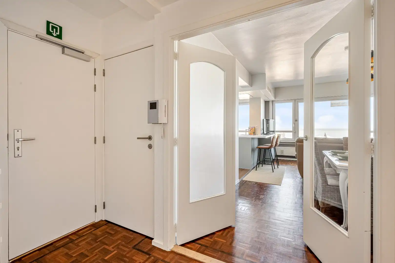 Ruim gerenoveerd 3 slaapkamer appartement met frontaal zeezicht op absolute toplocatie aan de Zeedijk in Blankenberge foto 13