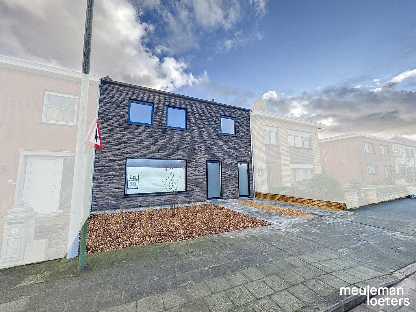 Ruime nieuwbouwwoning met fietsendoorgang foto {{pictureIndex}}