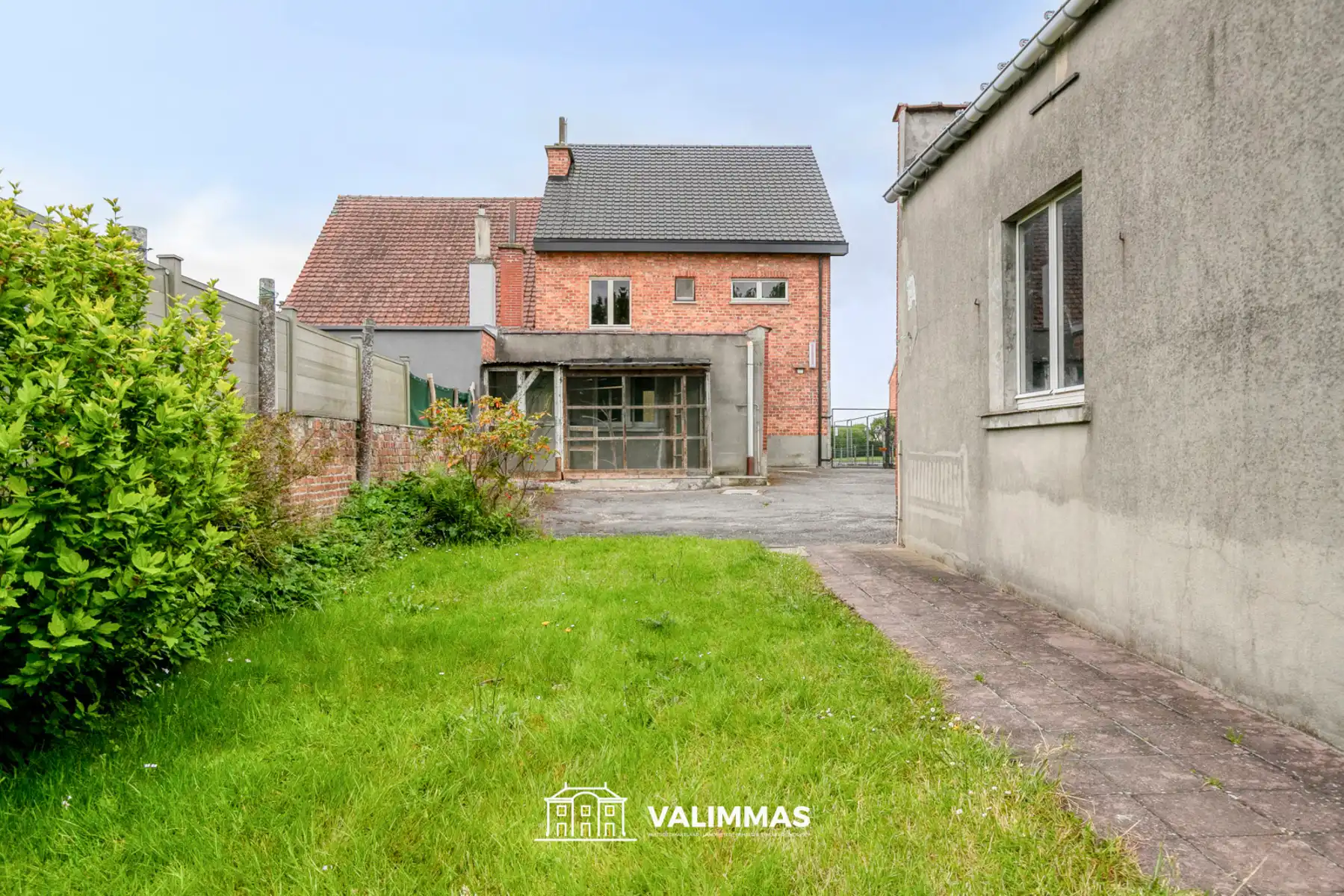Ruime driegevelwoning met twee garages en mooie tuin... foto 4