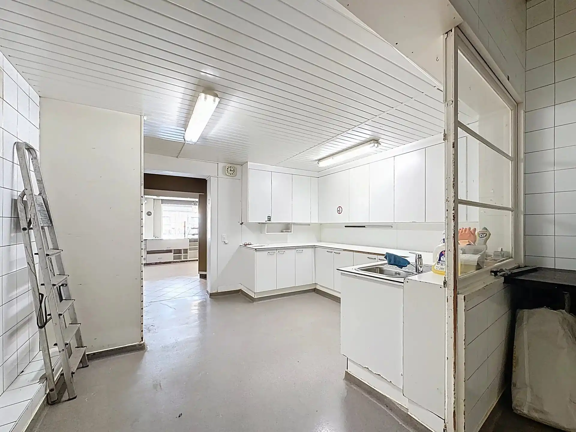 Handelspand met magazijn en bovengelegen appartement. foto 6