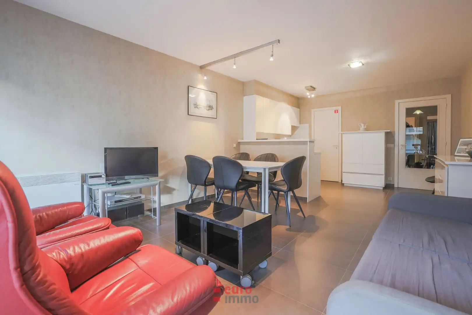 Zuid-west gericht appartement met 2 slaapkamers te koop in onze bruisende badstad! foto 2