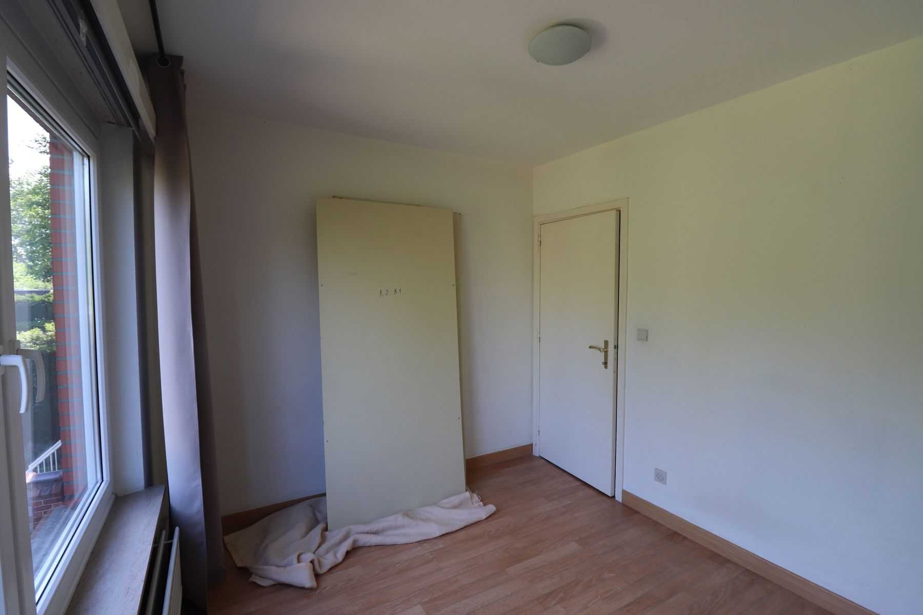 Een appartement op de 1ste verdieping met 2 slaapkamers, garage en tuin.  foto 9