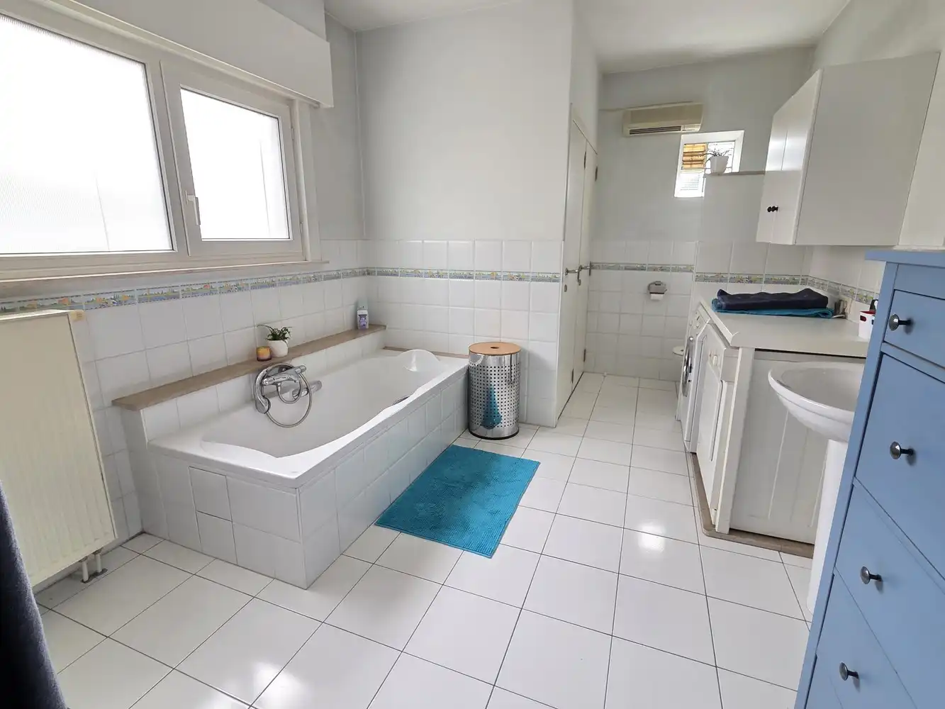 Ruime woning met 3 ruime slaapkamers en bureau, grote zolder en achterliggend weiland foto 14