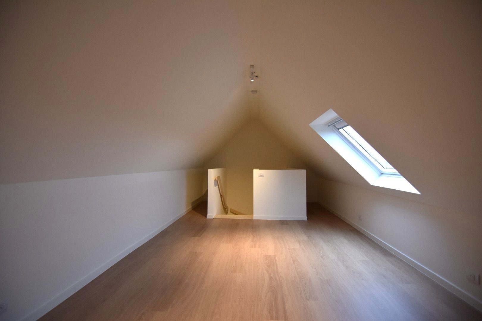 Prachtig afgewerkte nieuwbouw woning in leuke woonwijk foto 29