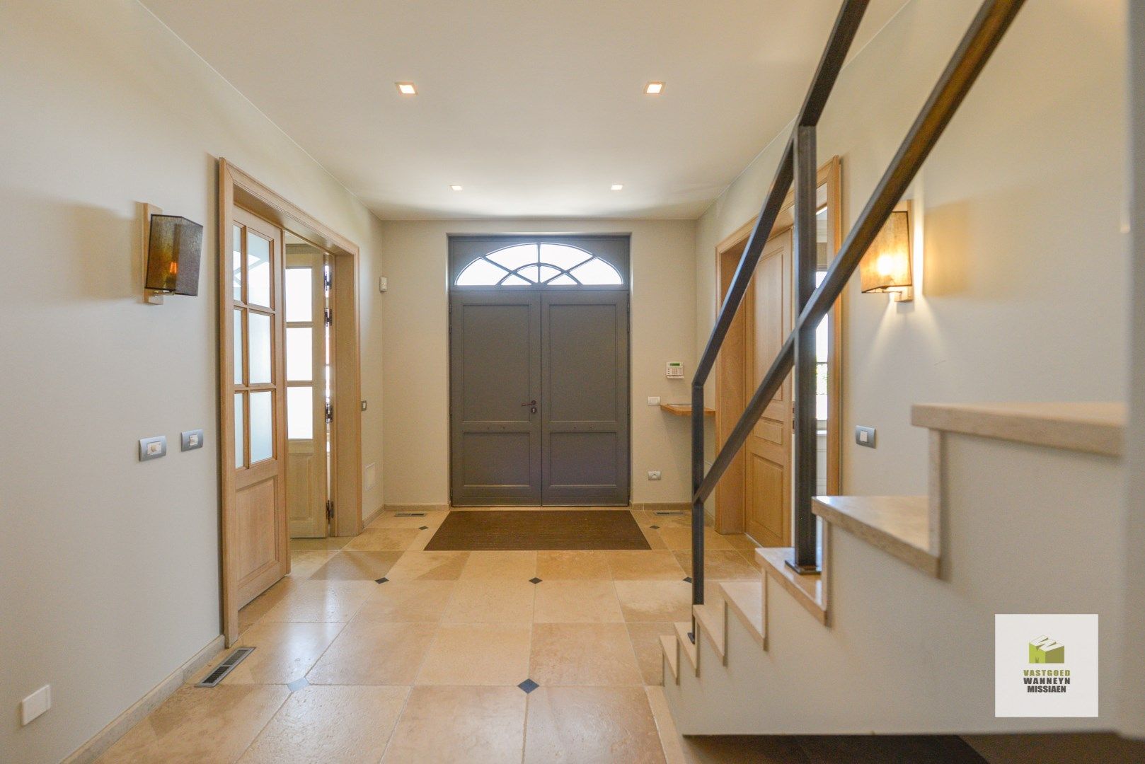 Luxueuze woning met burelen en woonst met zwembad foto 2
