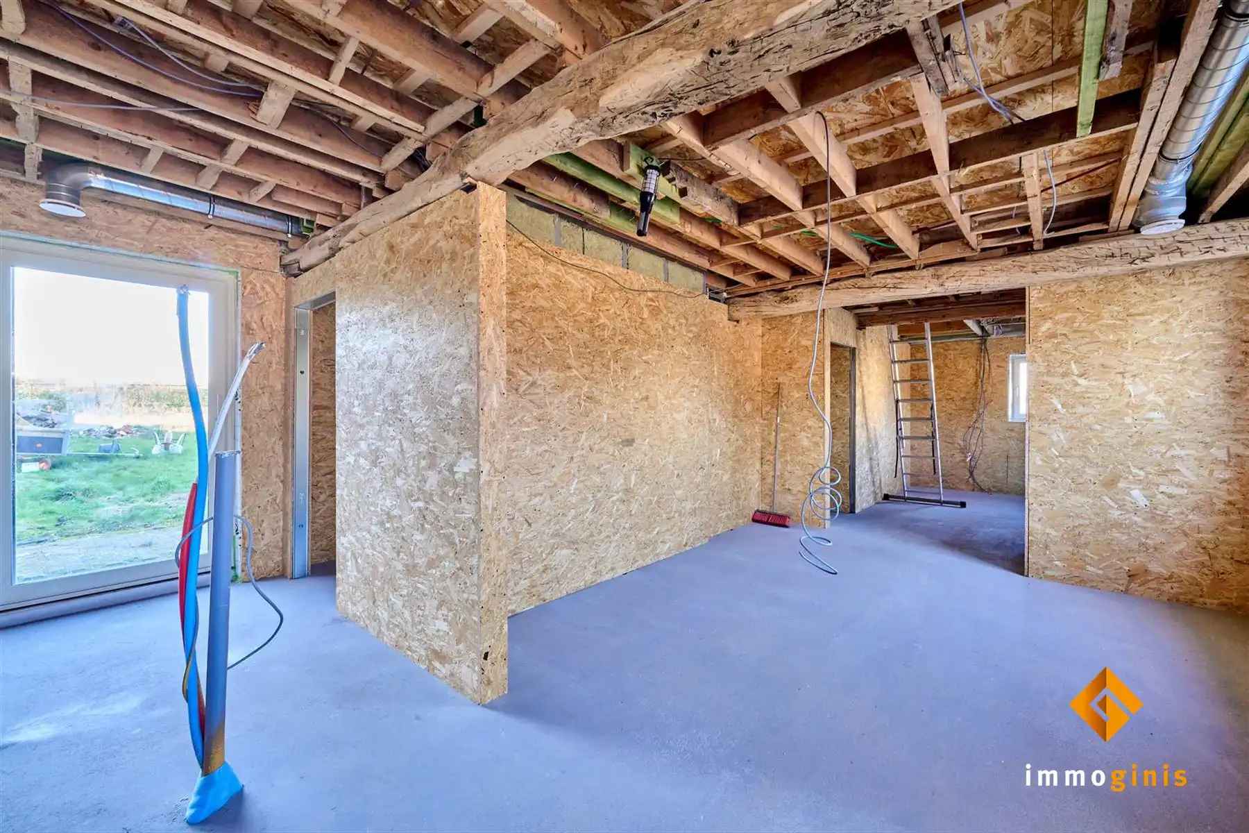 Gerenoveerde, verder af te werken starterswoning op ruim perceel van 7a35ca.   foto 3