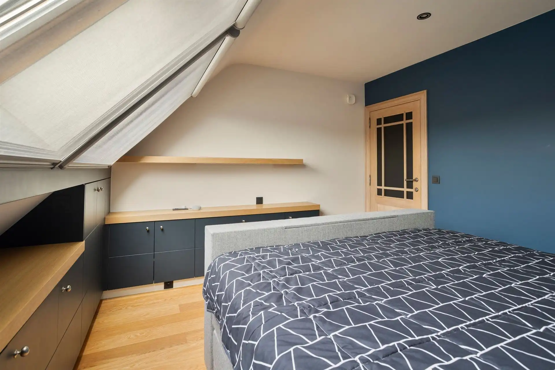 Instapklaar appartement met 2 slpk's, terras, garage en berging! foto 13