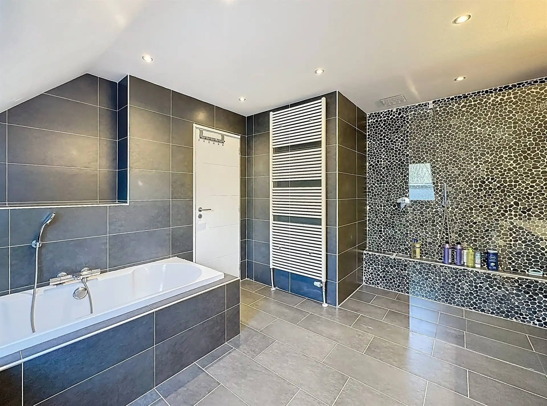 Gezinswoning met praktijk en 5 slaapkamers in Belsele foto 8