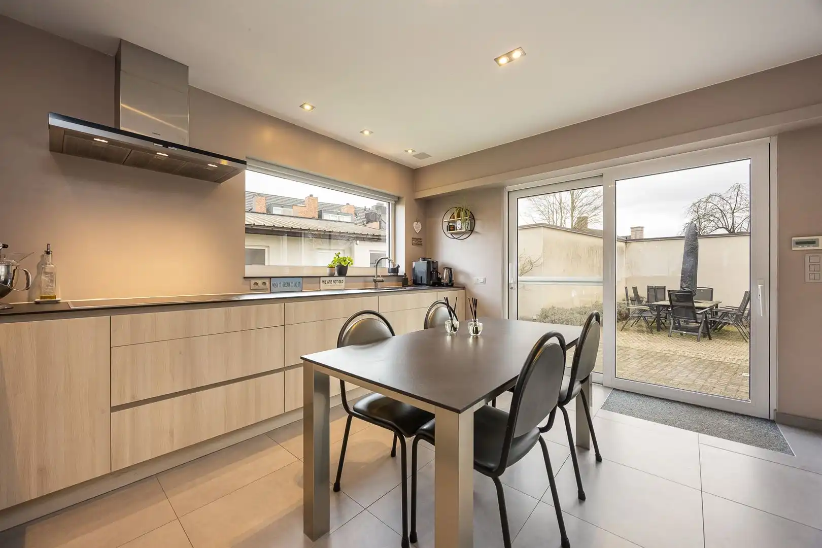 Woning met 5 slaapkamers en 2 badkamers op zuid perceel. foto 8