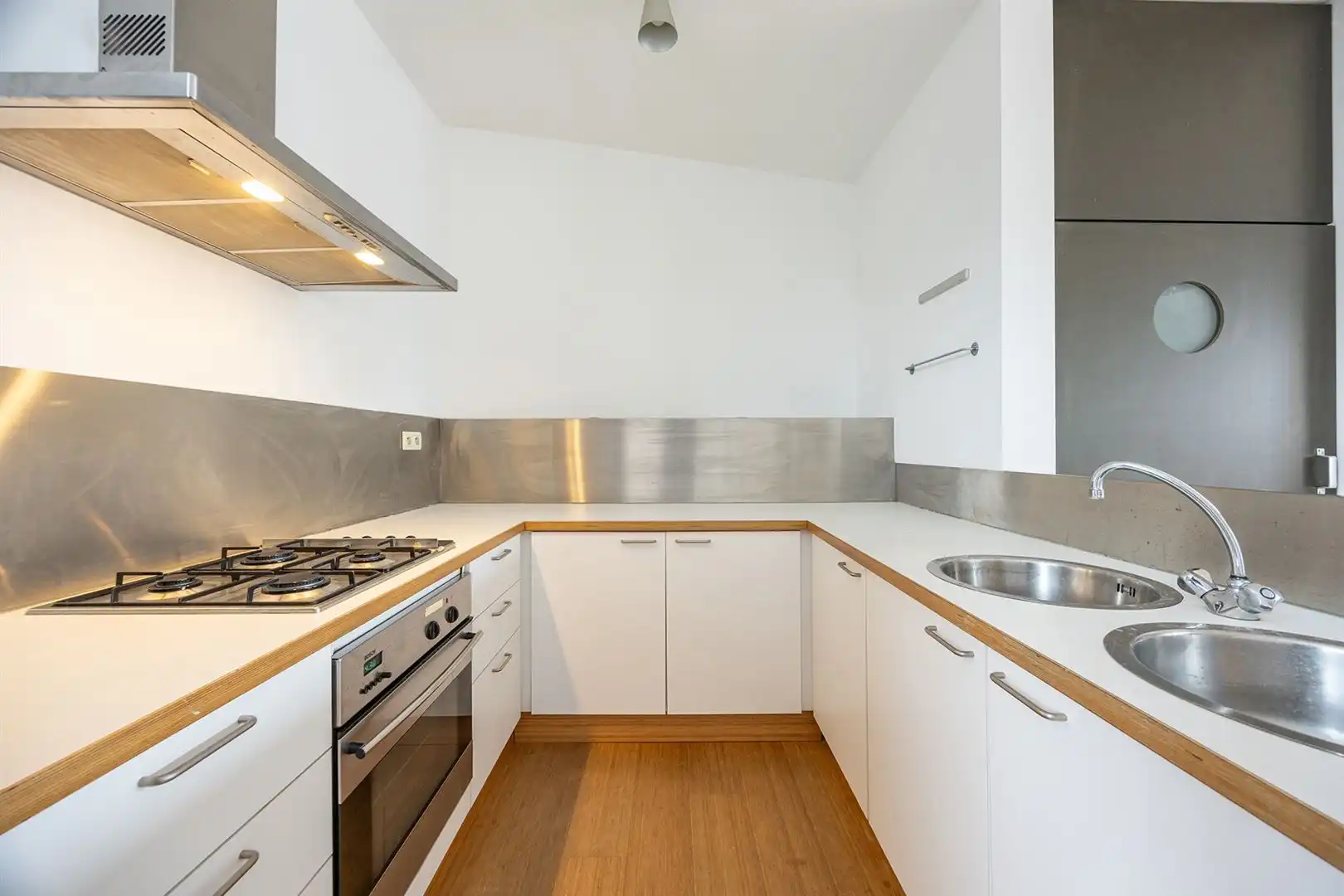 Licht appartement met 2 slaapkamers aan het Zuidpark foto 8