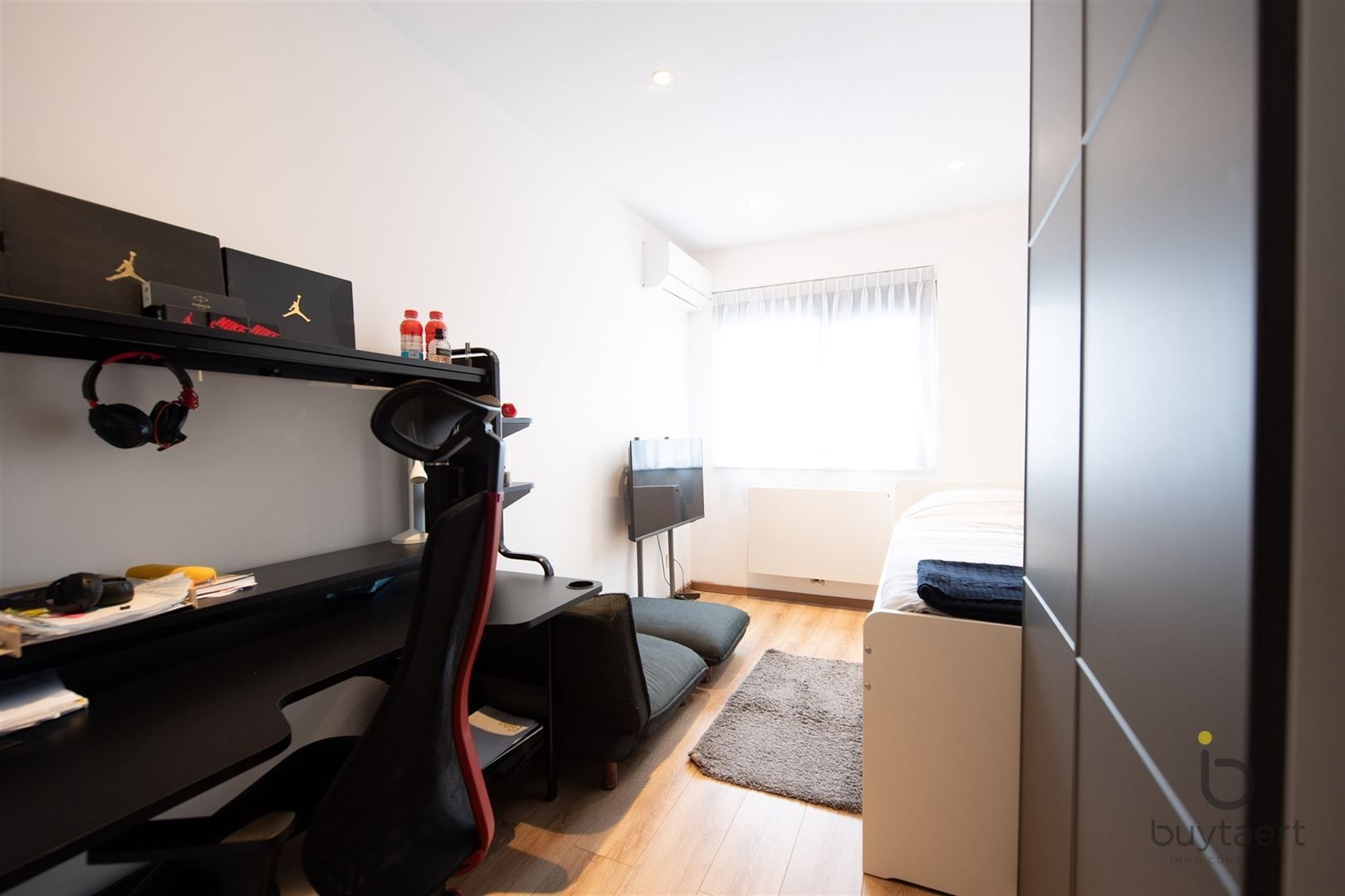 Volledig gerenoveerde woning met 4 slaapkamers. foto 21