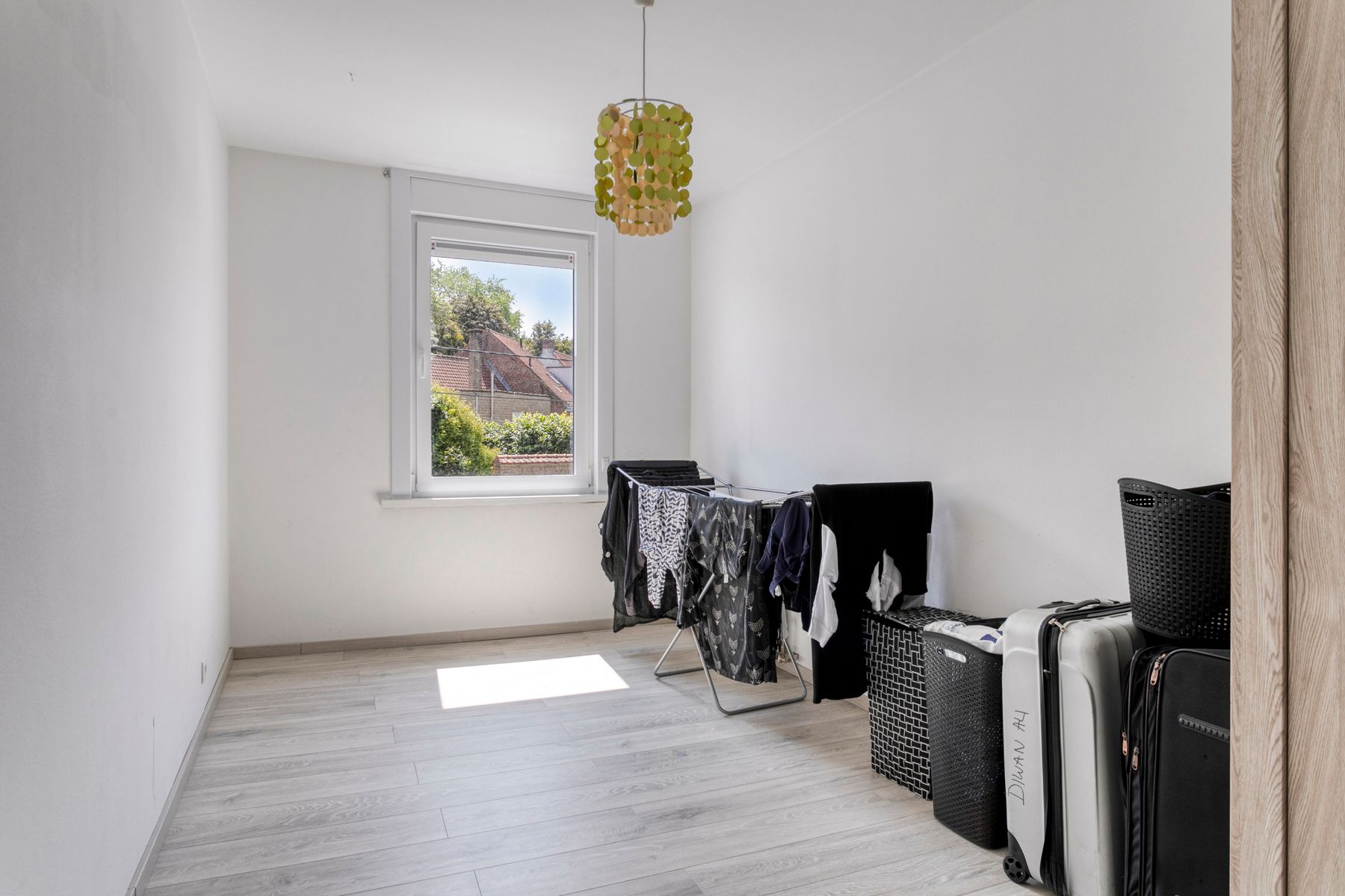 Ruime kloeke gerenoveerde woning met garage !!!! foto 14