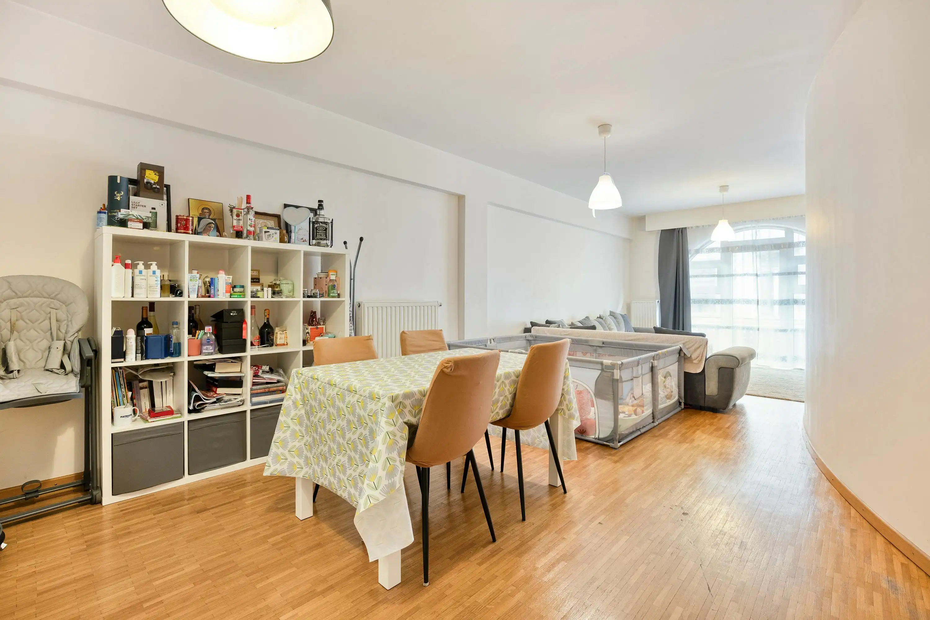 Appartement met twee slaapkamers en balkon gelegen in Elsene. foto 4