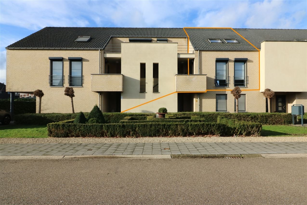 Duplex met groot terras, twee slpk en afgesloten garage foto {{pictureIndex}}