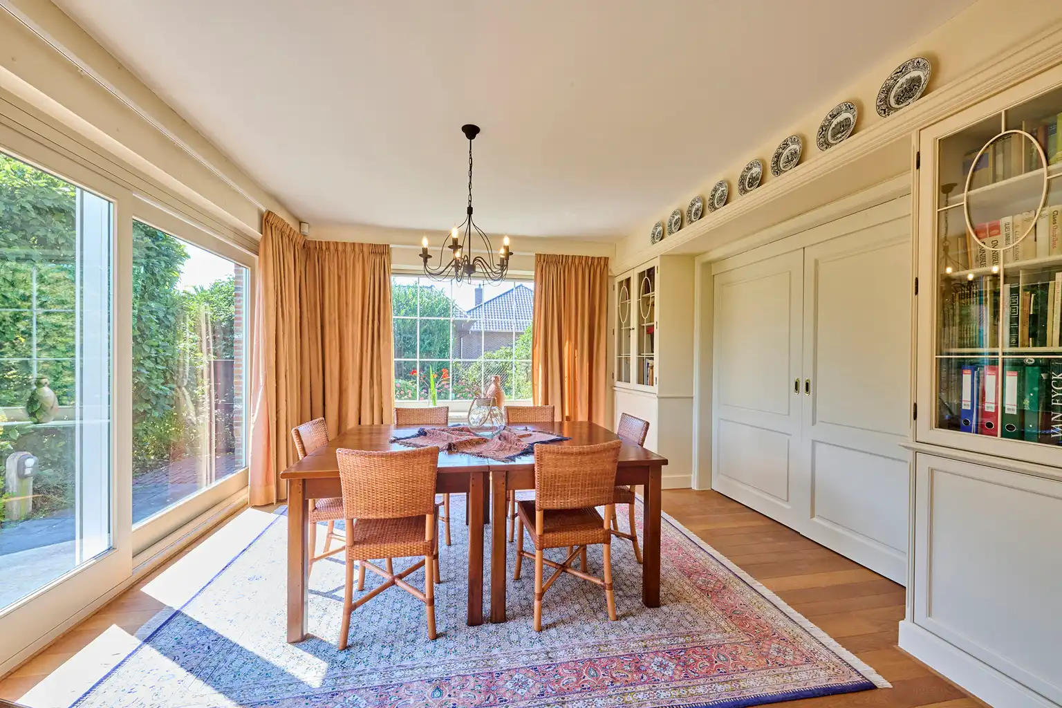 Exclusieve villa met bijgebouwen op 6.660m² grond foto 8