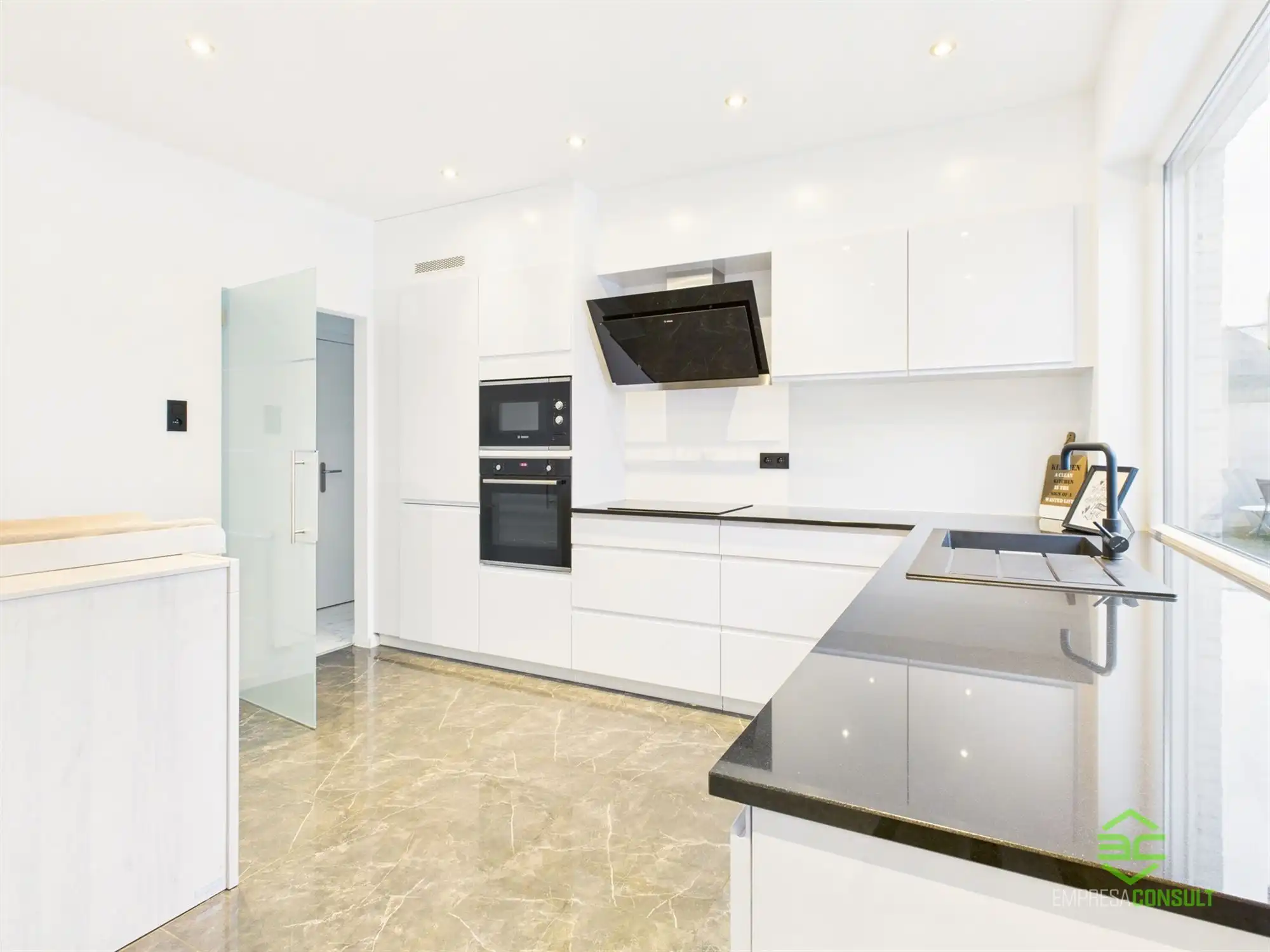 Instapklare gezinswoning met 6slpk en grote aparte garage! foto 9