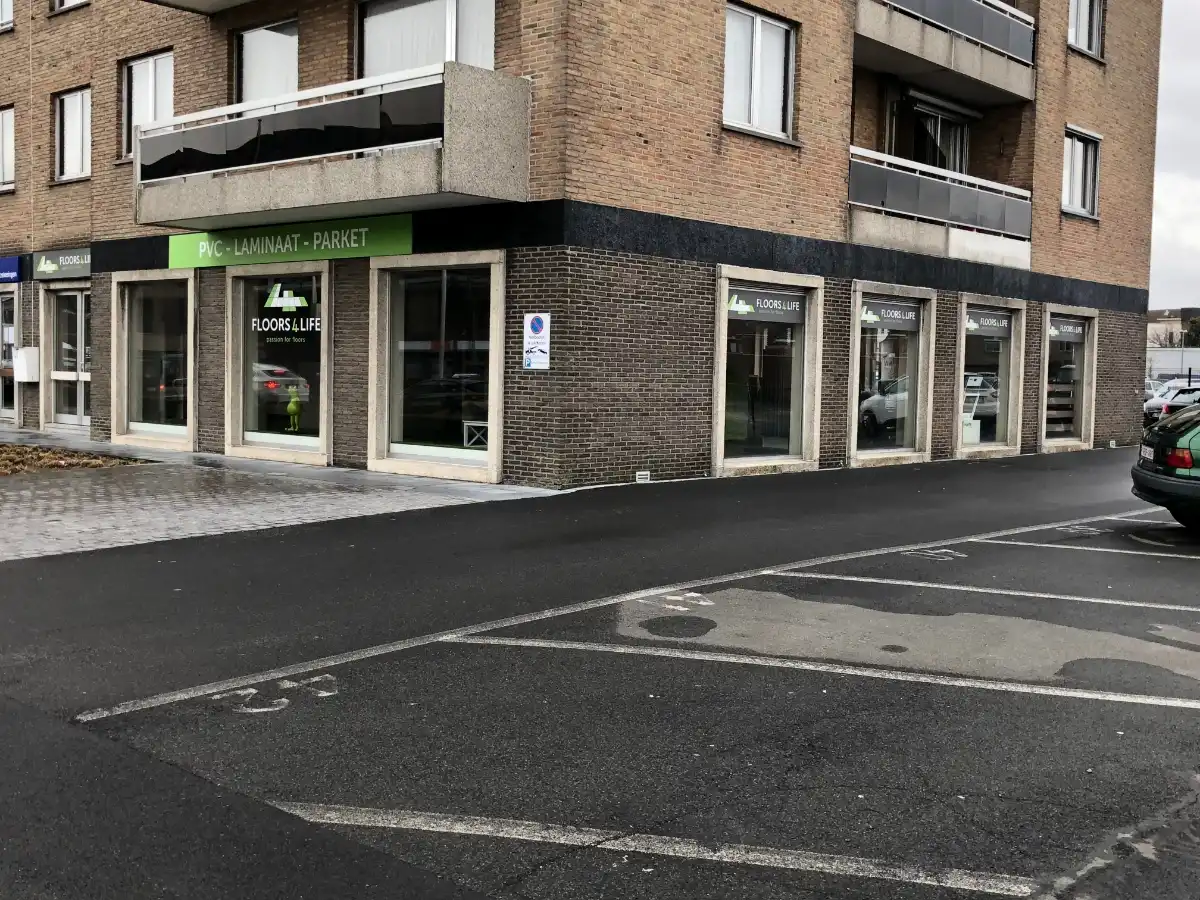 COMMERCIEEL GELEGEN HANDELSRUIMTE + PARKING foto 5