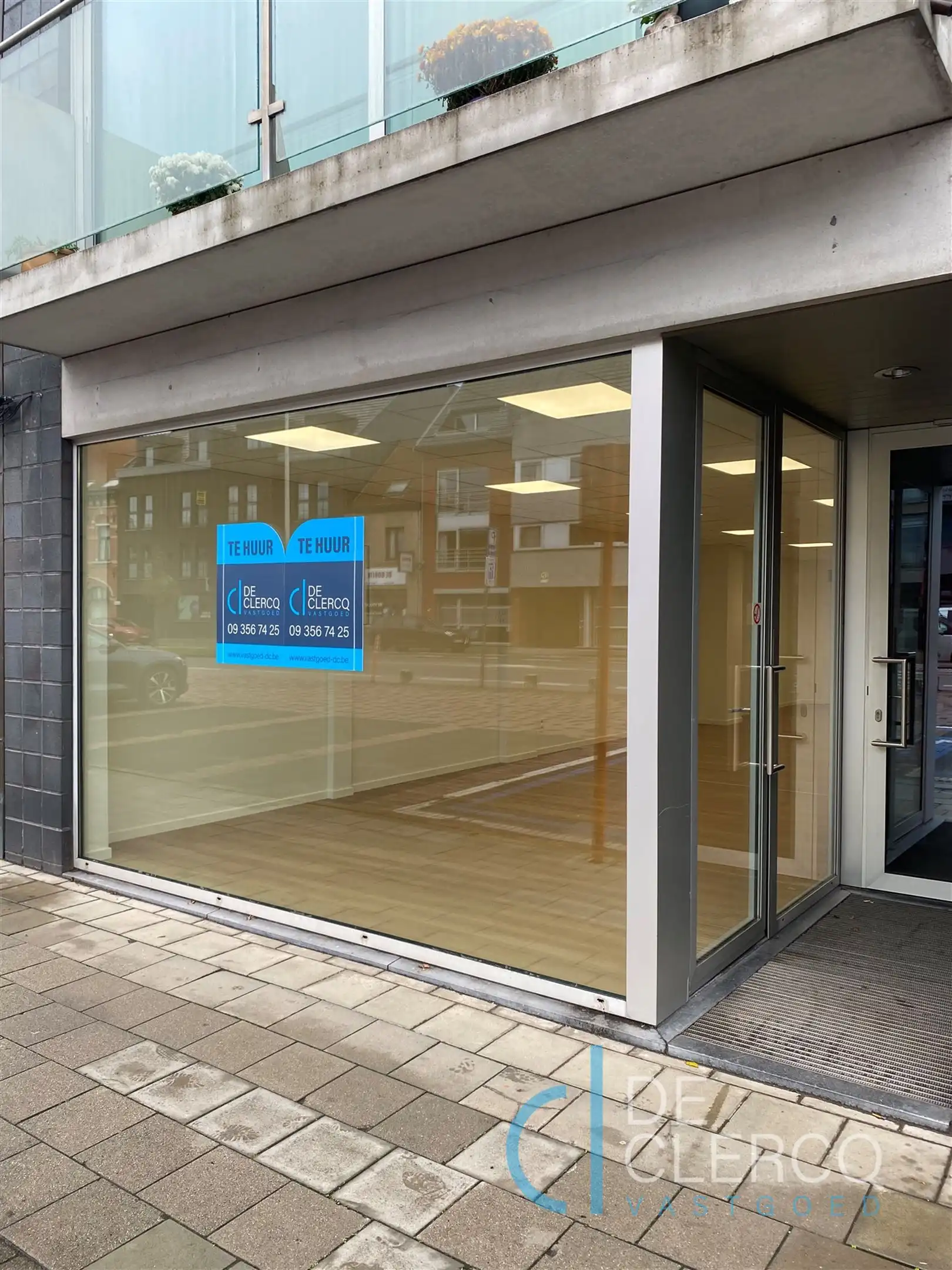 Nieuw, ruim kantoor met parking te huur centrum Lochristi!  foto {{pictureIndex}}