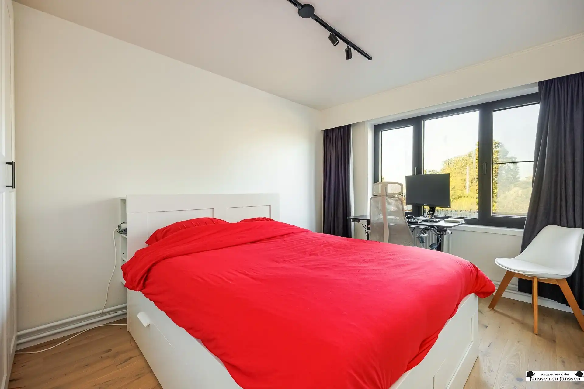 Prachtig gerenoveerde woning met 4 slaapkamers, garage en zonnige tuin foto 14