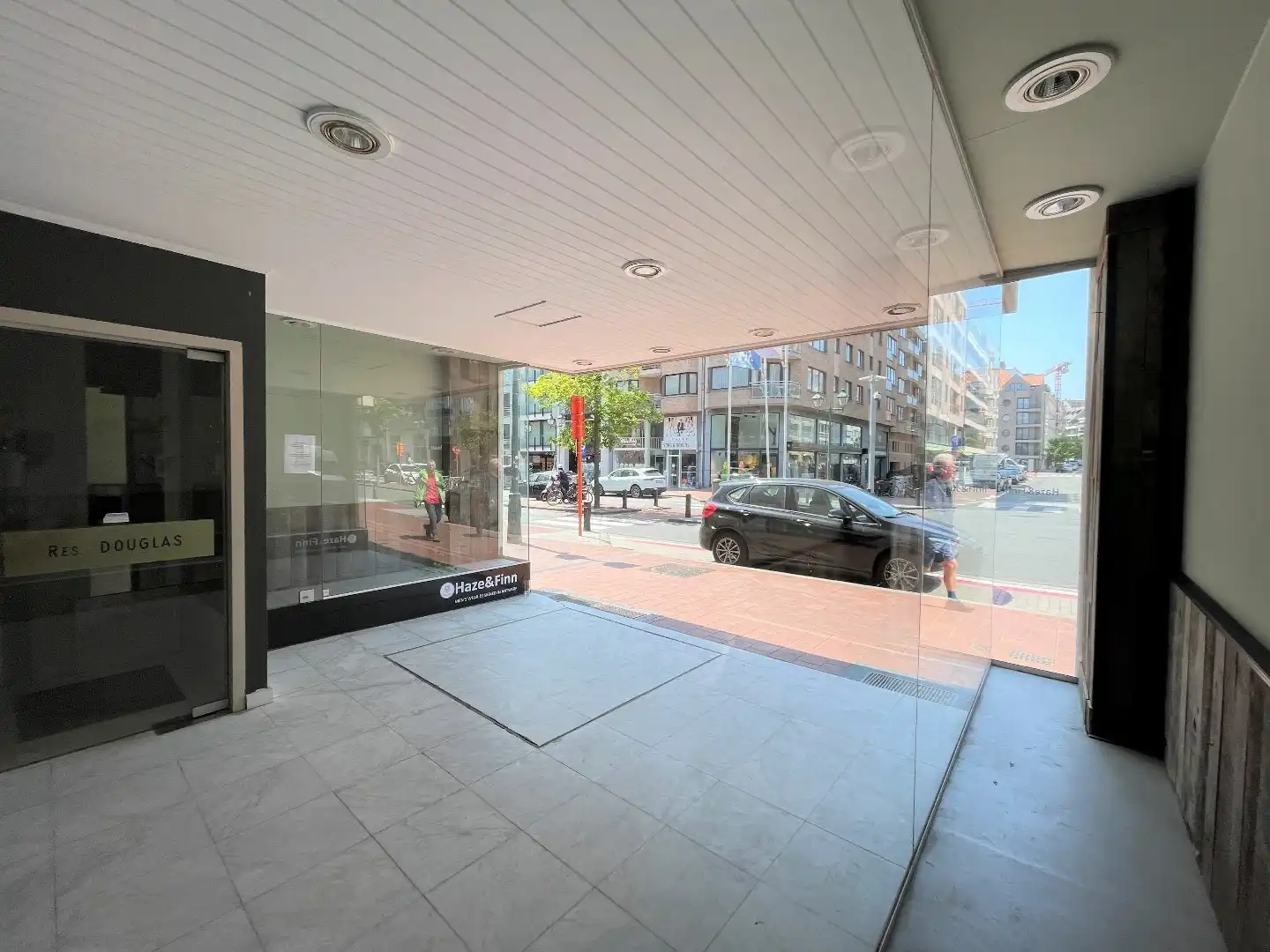 Goed gelegen handelsgelijkvloers gelegen op de Lippenslaan, vlakbij het Van Bunnenplein. foto 10