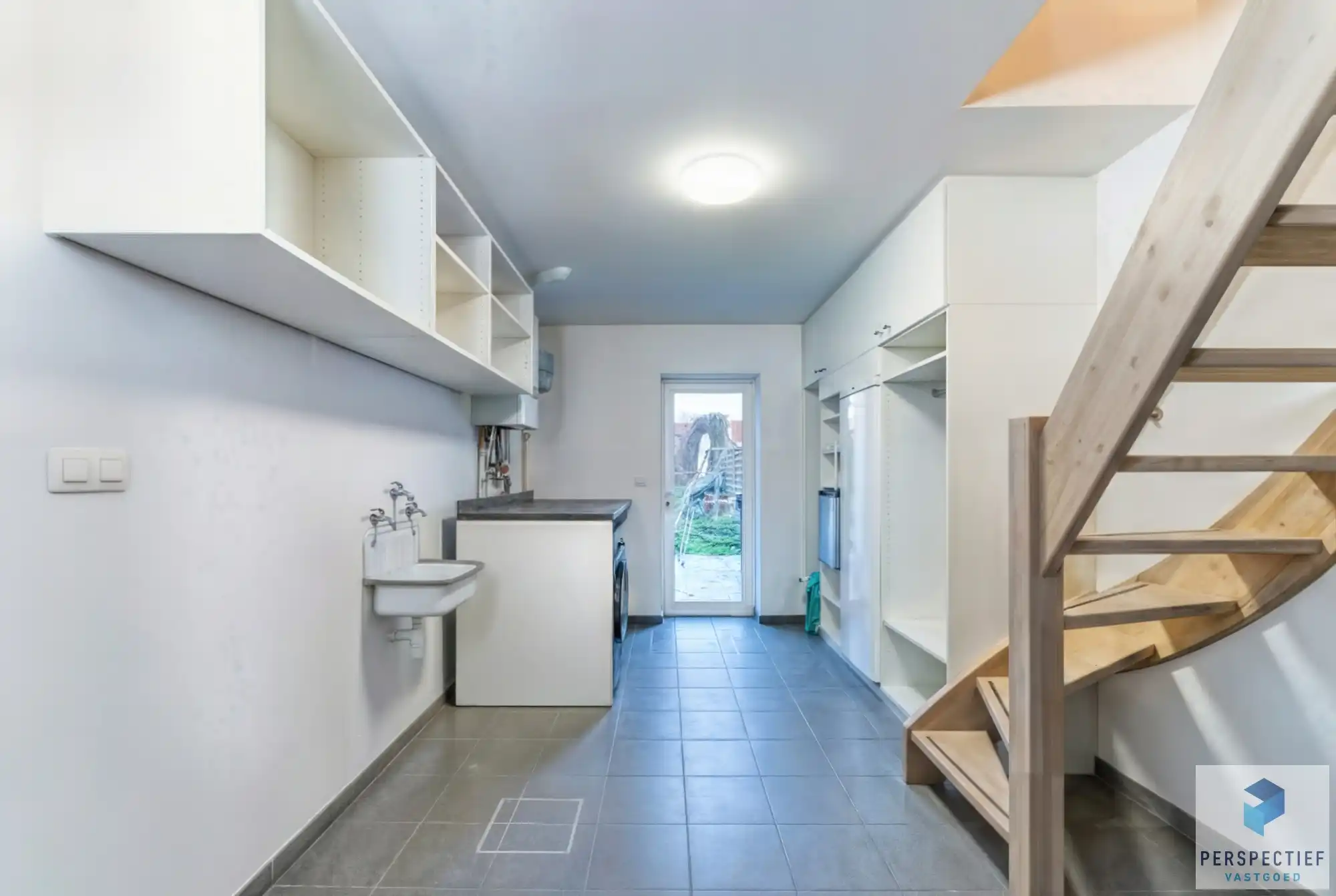 Ruime gerenoveerde woning met 4 slpk, grote tuin en garage foto 11