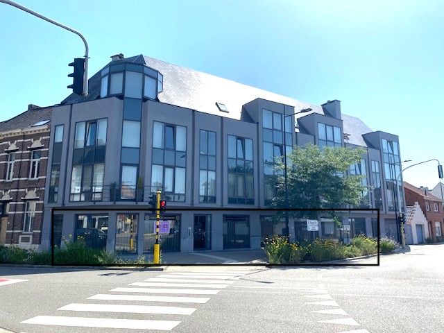 Bemeubelde kantoorruimtes centrum Geel met dienstverlening en parking foto {{pictureIndex}}