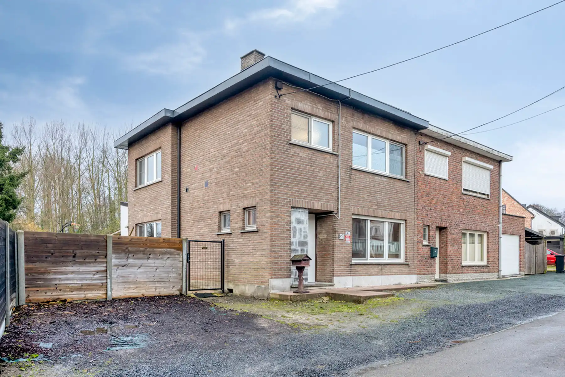 Ruime eengezinswoning in groene omgeving foto {{pictureIndex}}