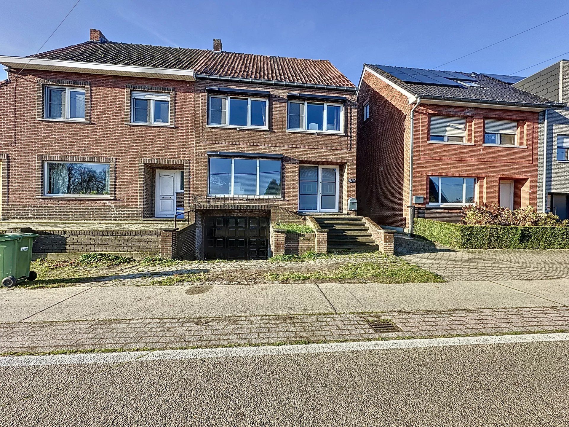 Gezellige ruime woning met 3 slaapkamers op groot perceel foto {{pictureIndex}}