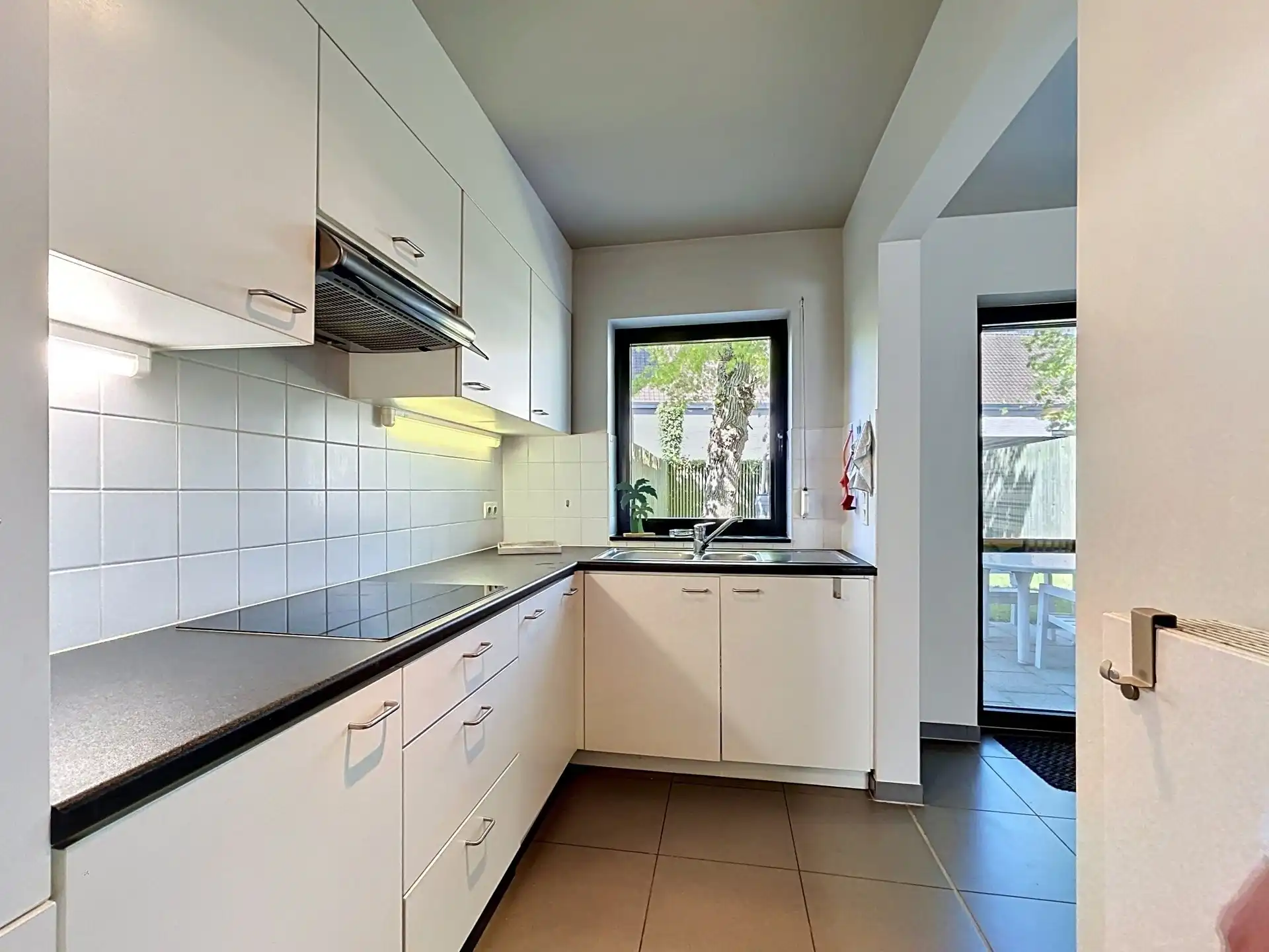 Recente energiezuinige gezinswoning met 3 slaapkamers, tuin en carport . foto 3