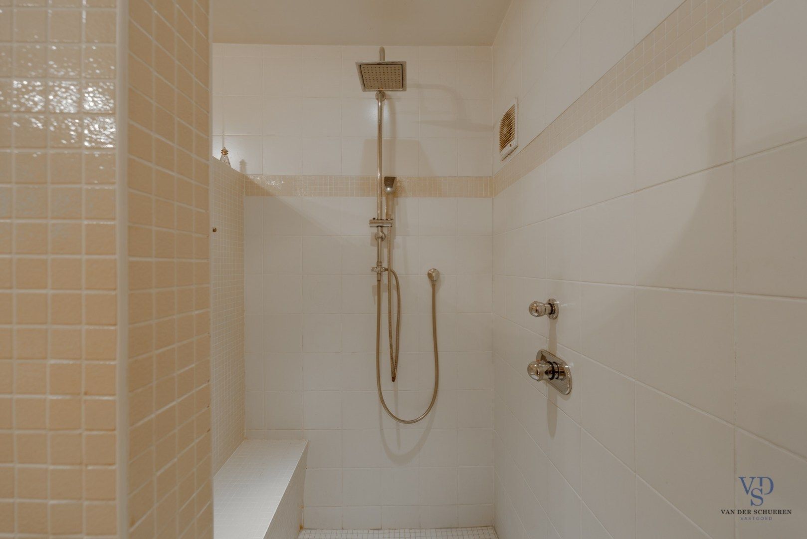 Tijdloze villa in 't groen.  foto 23