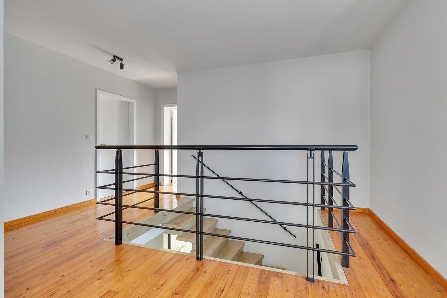 Uitstekend gelegen, gerenoveerde villa op 10a foto 26