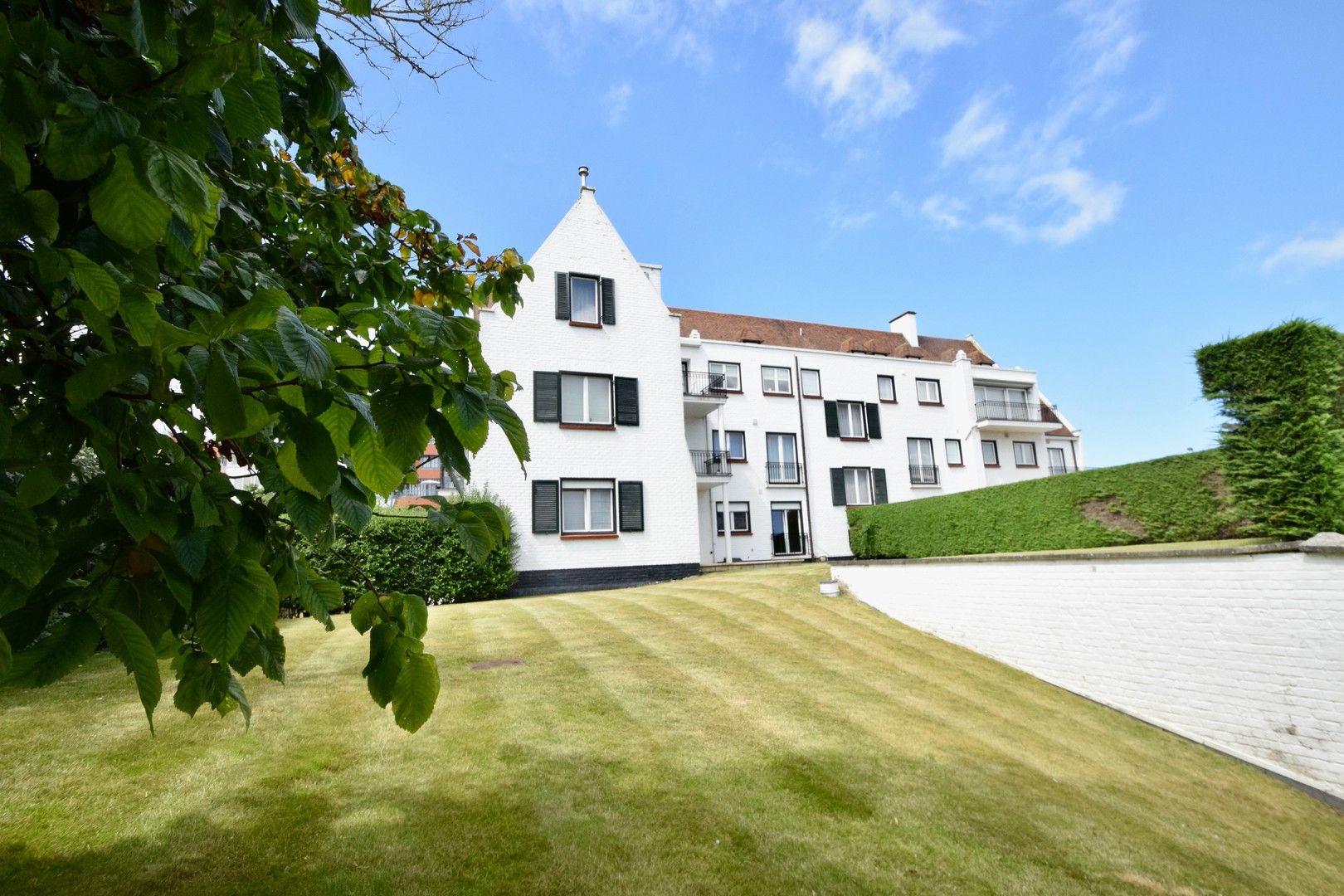 Prachtig tuinappartement met zonnige tuin in een villa residentie in het Zoute op enkele stappen van de zee en de winkels. foto 28