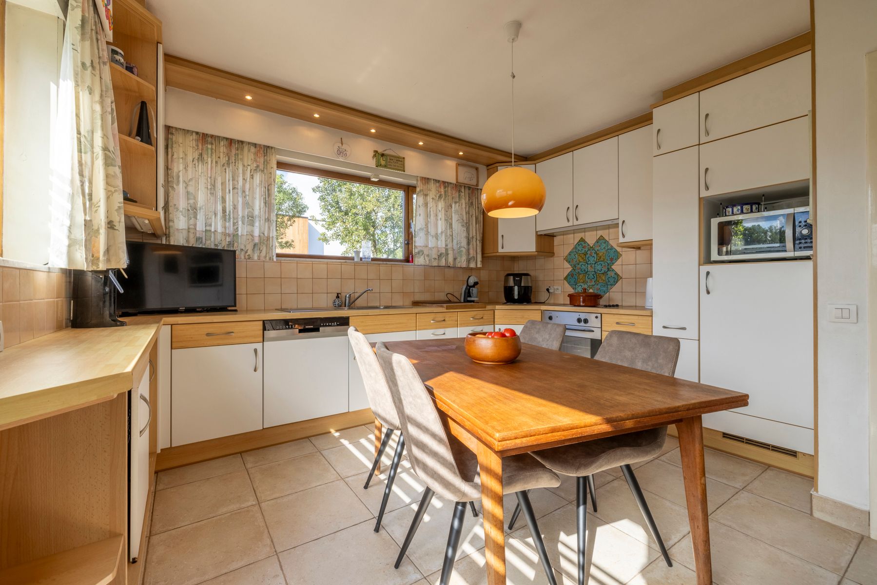 Villa met 4 slaapkamers, grote tuin en garage te koop! foto 8