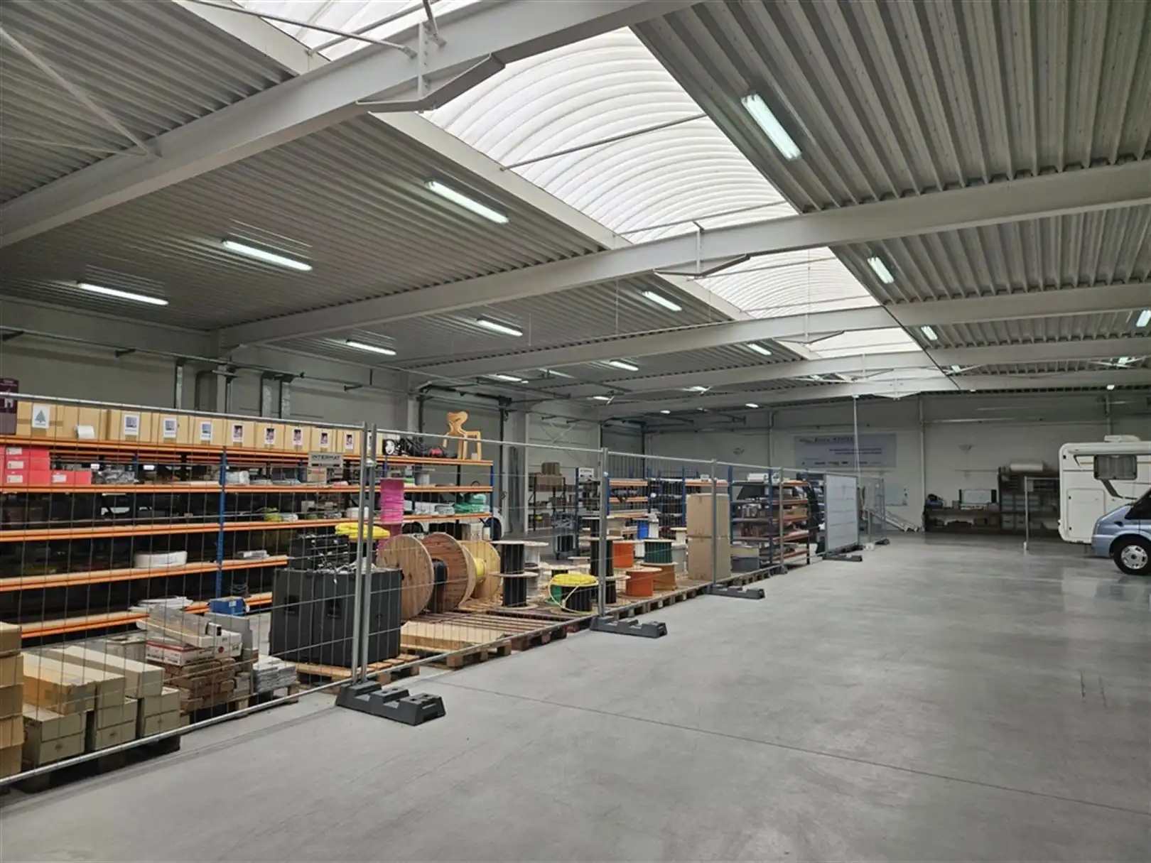 Bedrijfsgebouw met ruime parking te Waregem foto 9