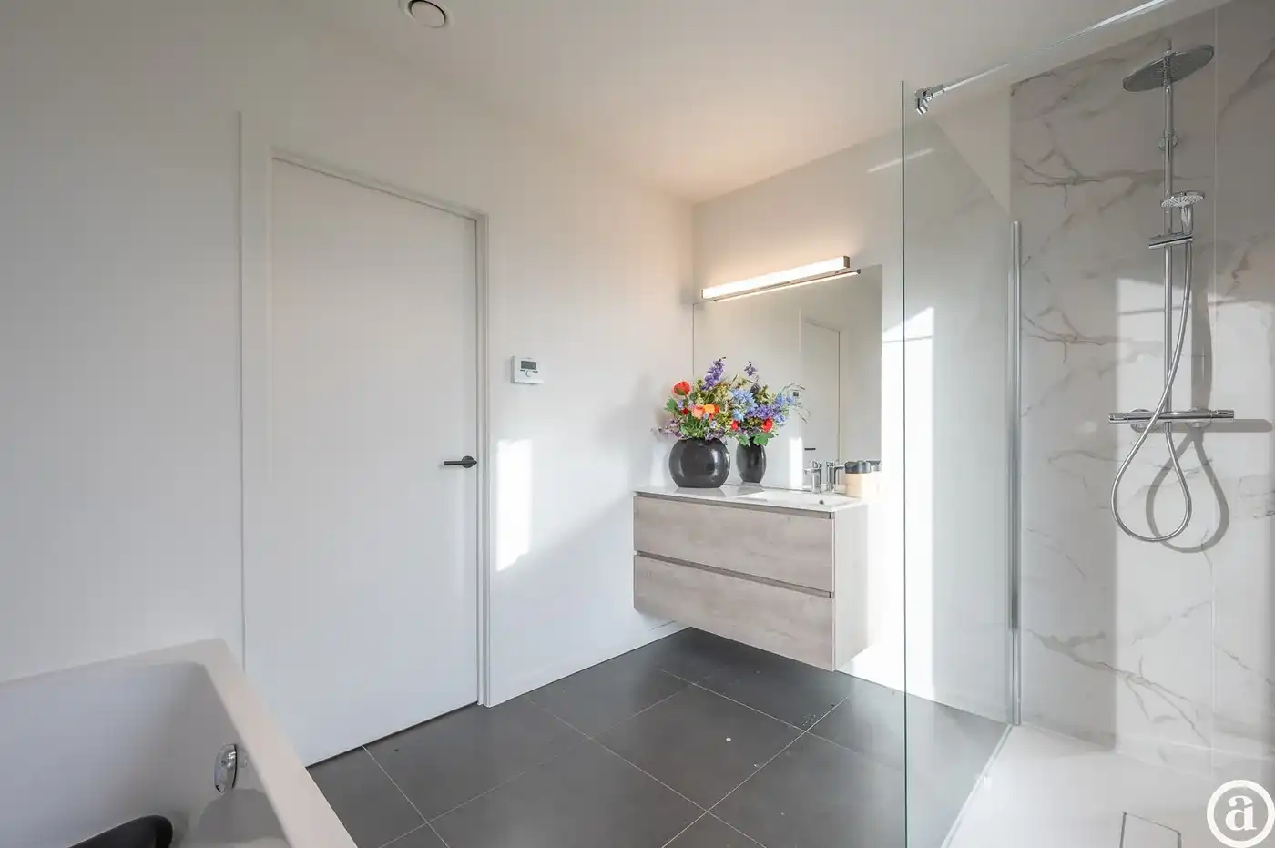 Alleenstaande moderne villa gelegen in een rustige residentiële omgeving te Knokke.  foto 19