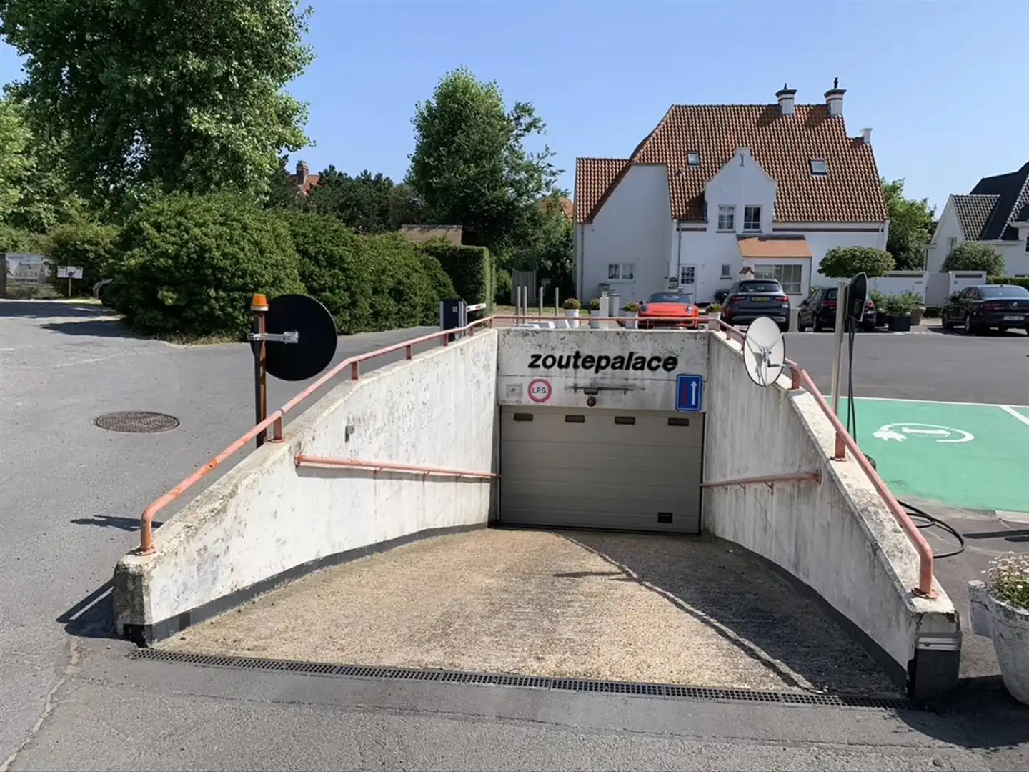 Ruime en vlot toegankelijke garagebox, gelegen aan het Albertplein in Knokke-Zoute. foto {{pictureIndex}}